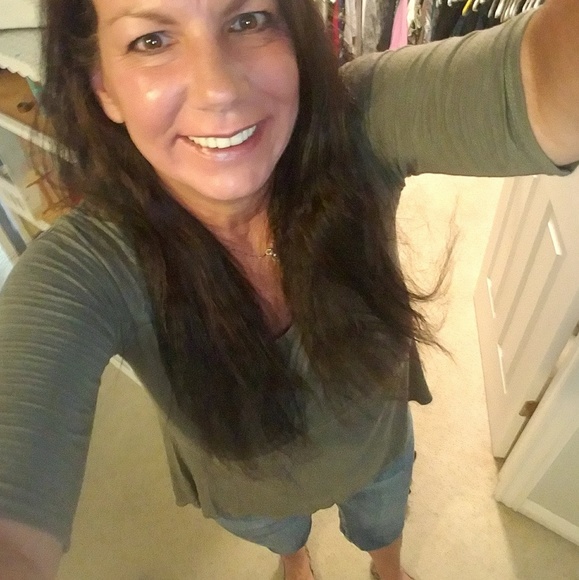 Meet your Posher, Debra - Picture 2 of 2